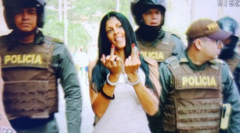  Así saludó la mujer a la prensa a la llegada al Centro de Servicios.