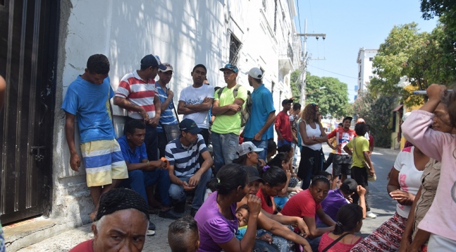 El Informador A diario cientos de venezolanos se apostan a las afueras del San Juan de Dios a pedir un plato de comida.