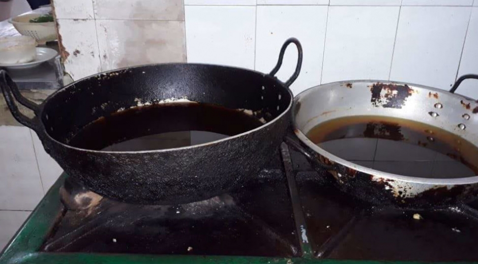 En la inspección de Salud Distrital se evidenciaron ollas como estas, con aceite requemado.