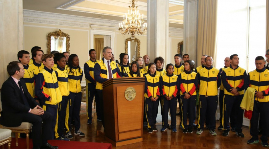 Entrega del pabellón a los atletas que irán a los Olímpicos de la Juventud.