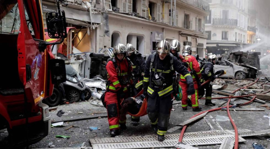 Hay más de veinte heridos, entre ellos cuatro bomberos, según un primer recuento. 