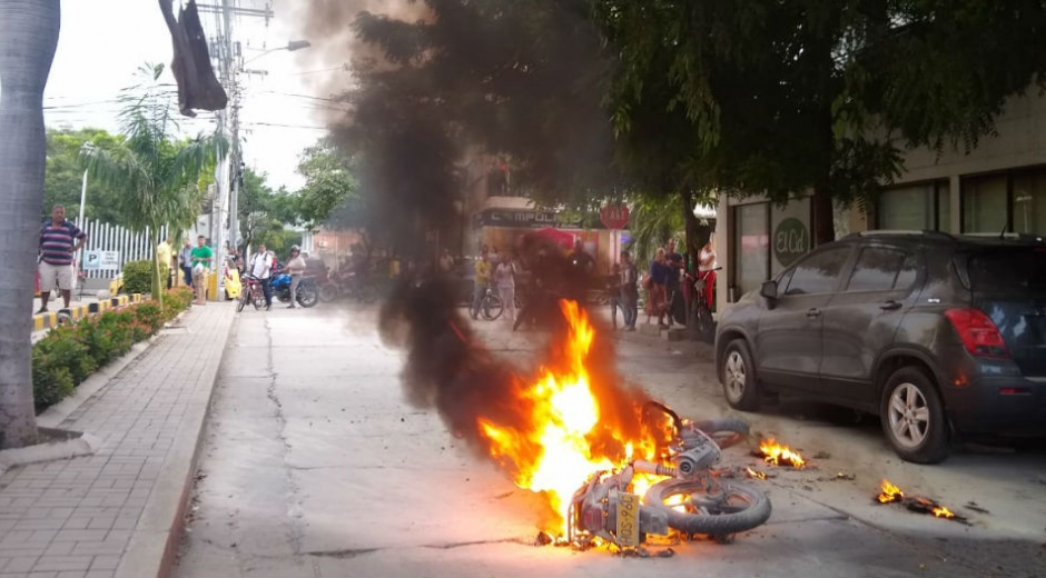 Hombre incendia su moto frente a Socol