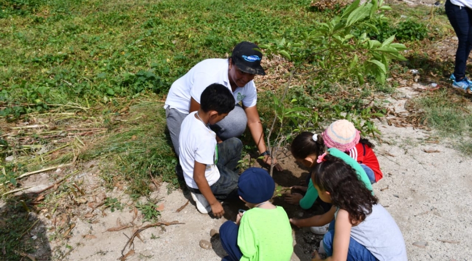 Dadsa Kids sembró árboles en la ronda hídrica de la quebrada Tamacá. 