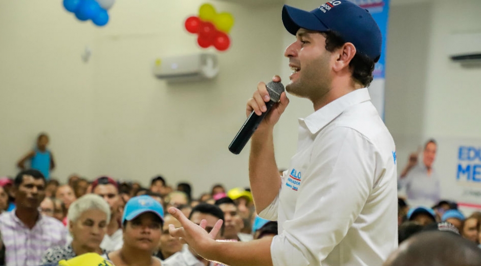 El Mello reunido con simpatizantes de su campaña.