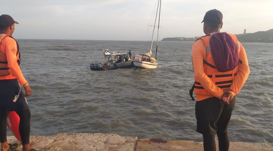  Velero en emergencia en Puerto Colombia.