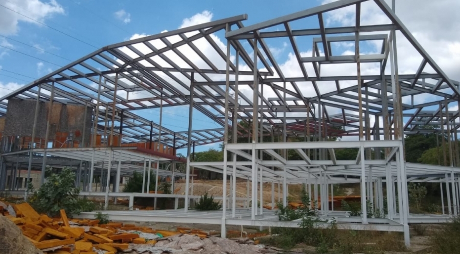La estructura del CDI de Bonda está al descubierto. La obra está en abandono.