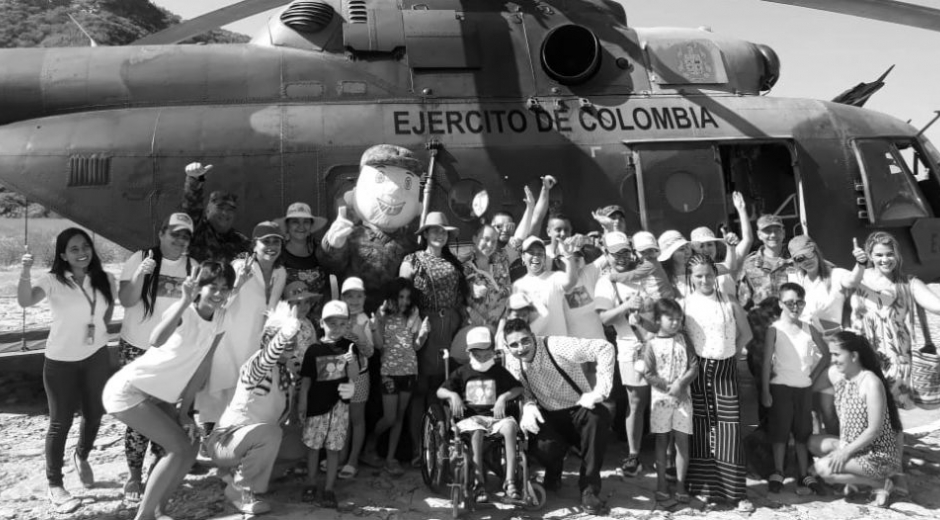 Los niños conocieron el mar y uno de los helicópteros del Ejército.