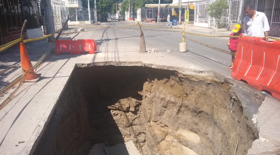 Hueco en el pavimento en calle principal de Villa Alejandría 