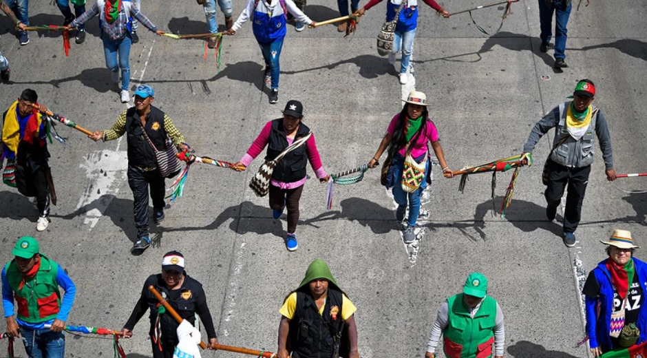 Guardia indígena en la marcha 4D en Bogotá