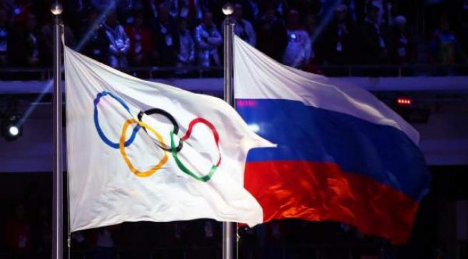 Bandera olímpica y bandera de Rusia.