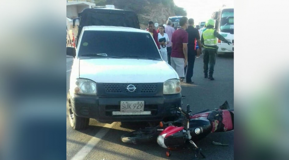 Según testigos del incidente, supuestamente el vehículo arrolló a los motorizados.
