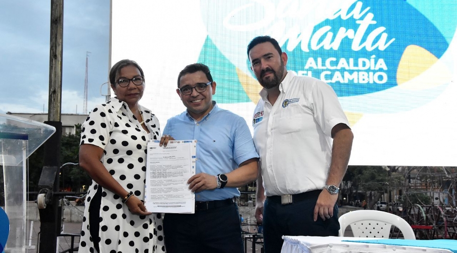 El alcalde de Santa Marta, Rafael Martínez, entregó los títulos a los beneficiados.
