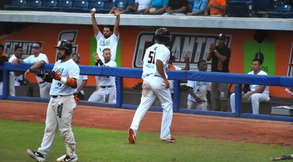 Zona Cero Jugadores de Gigantes celebran un batazo.