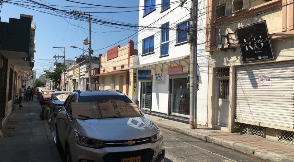 Seguimiento.co Ante la falta de parqueaderos en el centro, algunos parquean sus vehículos en las calles.