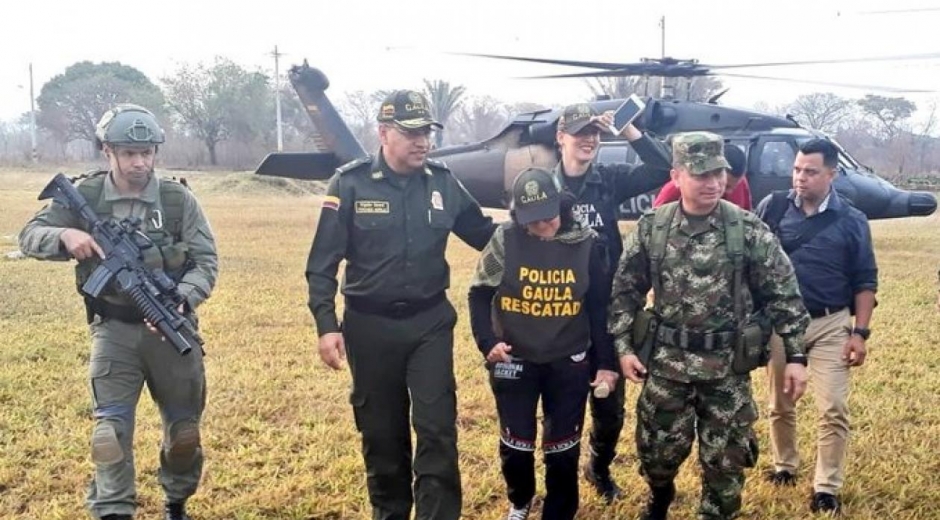 Momento en que la ganadera liberada era trasladada por la Policía y el Ejército.