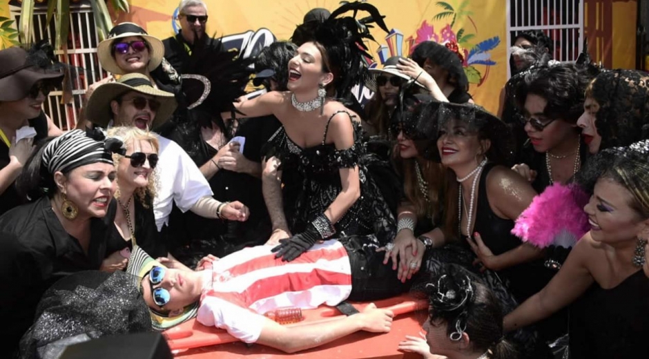 La Reina del Carnaval Carolina Segebre, con las demás viudas alegre, llorando la muerte de Joselito.