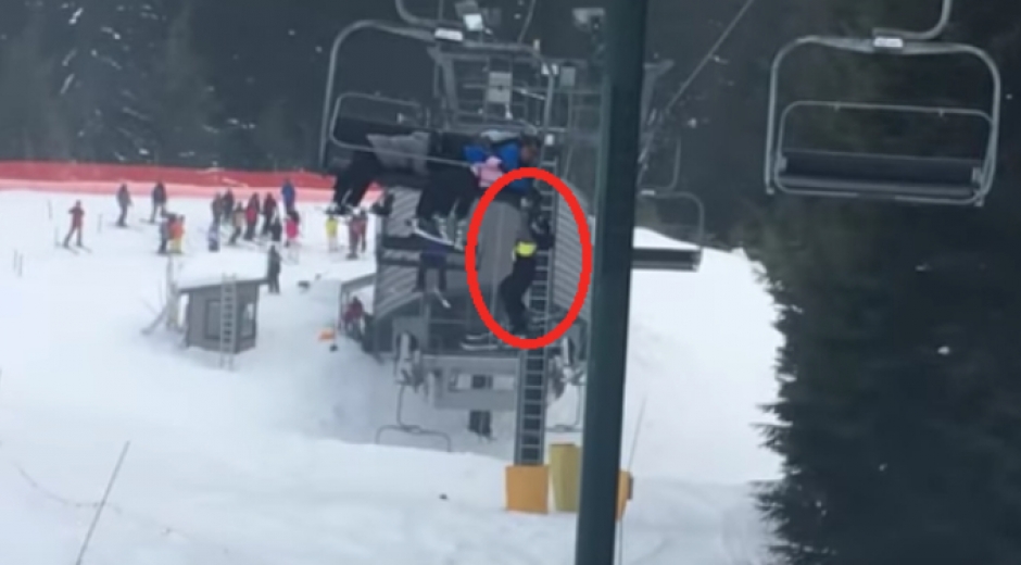 Niño colgando de teleférico cuando subía a una montaña