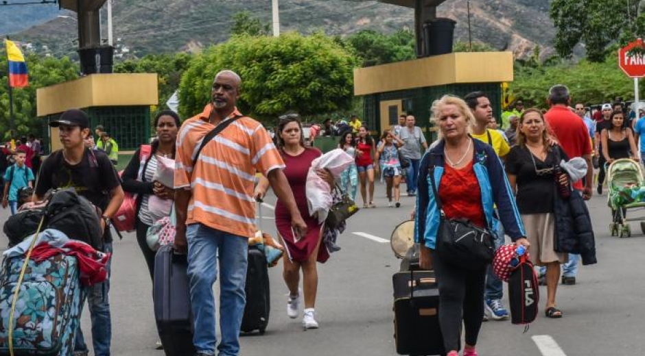 La dificil situacion que viven en su país los obliga a cruzar la frontera y buscar en Colombia un refugio. 