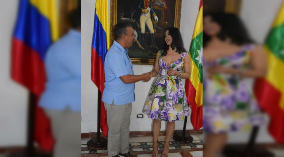 La artista Angélica lópez tras ser condecorada por el alcalde de Cartagena, Pedrito Pereira.