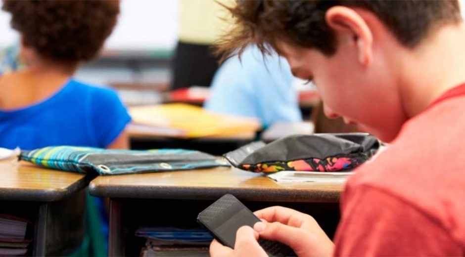Polémica propuesta que busca prohibir el uso del celular en las aulas de los colegios Colombia