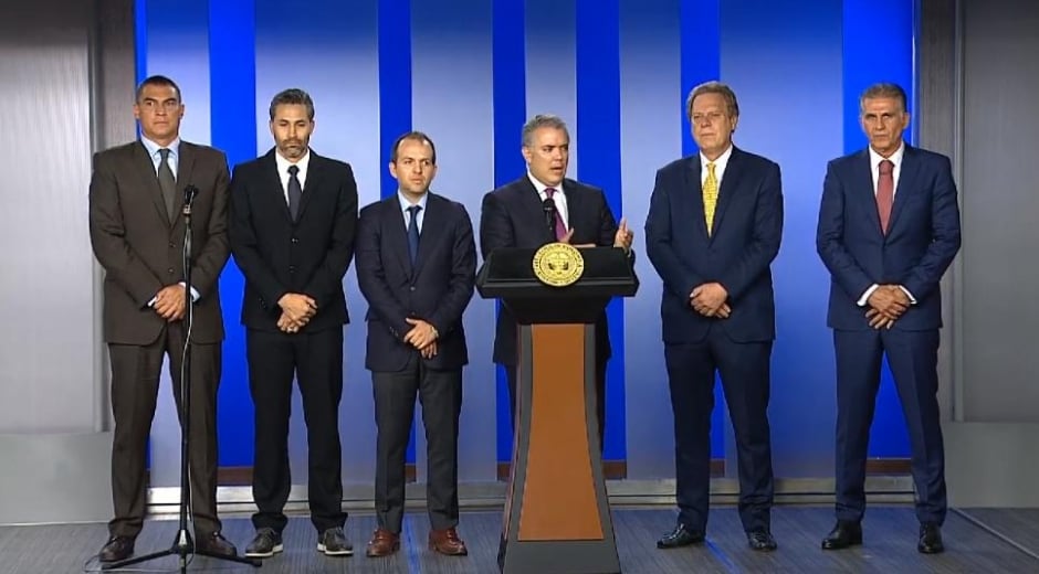 El Presidente acompañado de figuras como el excapitán Yepes y el exarquero Faryd Mondragón, hizo oficial la candidatura de Colombia.