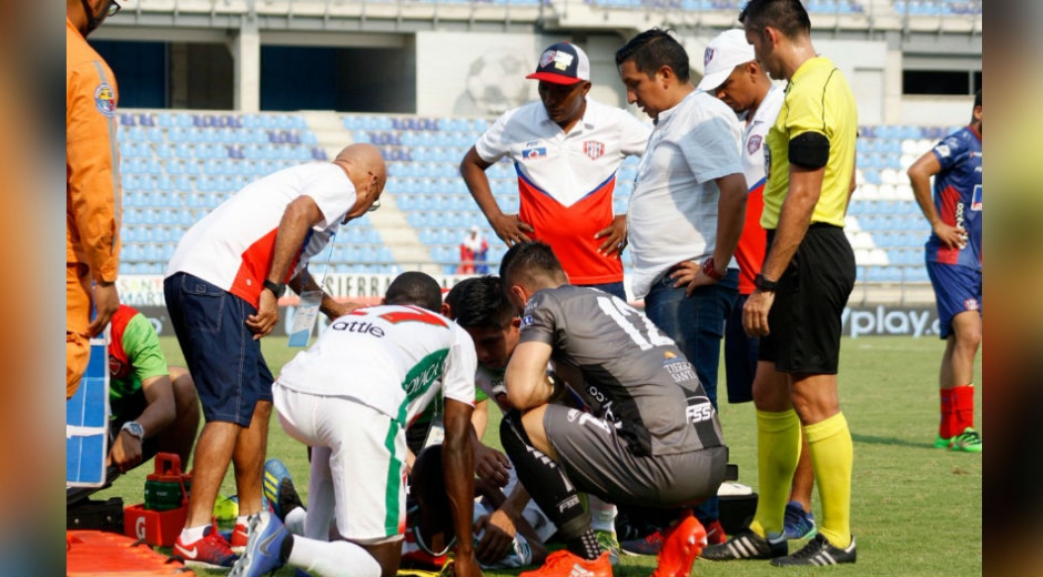 Médicos del Unión ayudaron en la atención del lesionado capitán de Patriotas.
