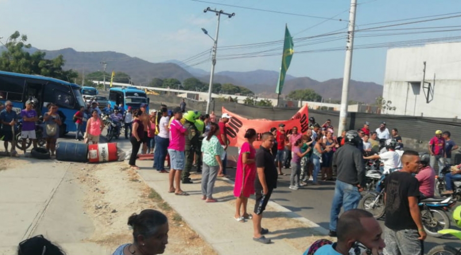 Protesta de habitantes de Torres del Cisne, que bloquearon la vía a Minca.