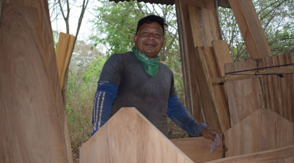 José Rafael Velázquez, lidera del taller de ebanistería. 