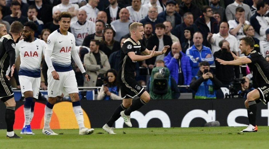 Donny Van Deek celebra su gol. 