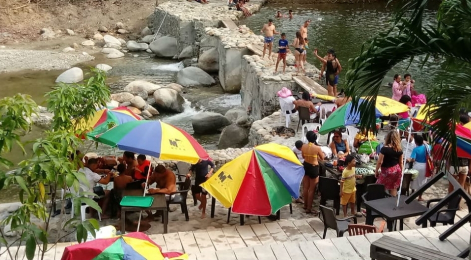 Archivo EL BALNEARIO LA MACARENA SIGUE CON SUS TALANQUERAS EN EL RÍO PIEDRAS. / CORTESÍA
