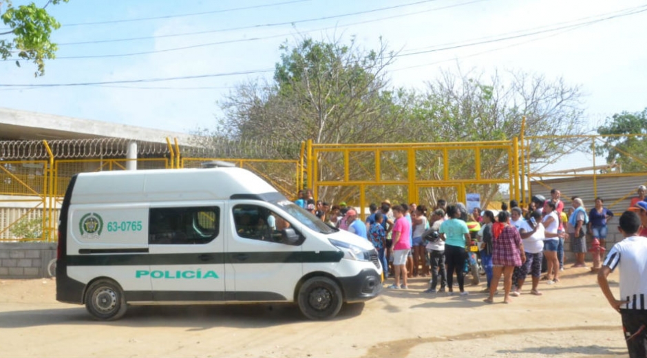 Protesta a las afueras de Megacolegio de La Paz.