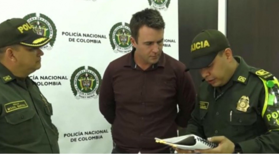 Extranjero protagonista del video viral, presentándose ante las autoridades