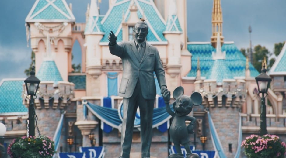 La estatua de Walt Disney se erige imponente a la entrada de Magic Kindom, el parque más famoso de Disney. 