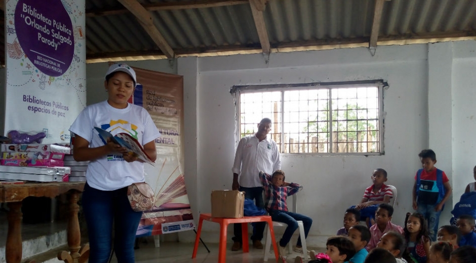 la bibliotecaria Cindy Paola Garzón Díaz, quien orientó un concurso de lectura y así premiar a los  niños y jóvenes que leyeran mejor.