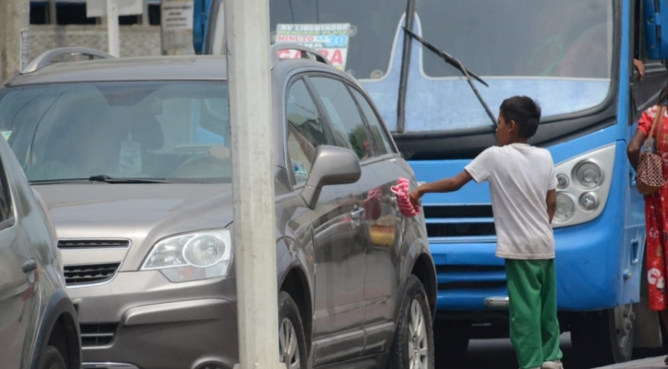 Niños y adolescentes trabajan o piden limosnas en semáforos. 