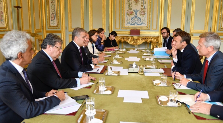 Twitter- @IvanDuque Firman de pacto entre Colombia y Francia sobre el cuidado del medio ambiente
