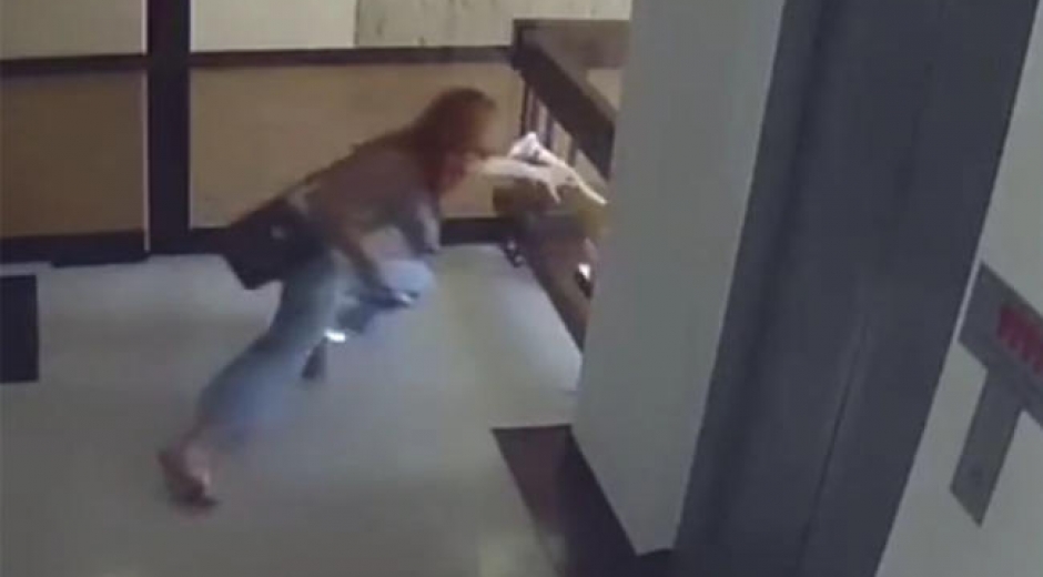 Mamá salvó a pequeño de caída 