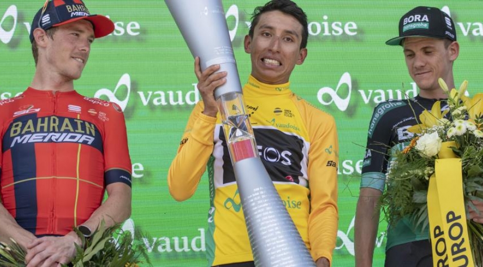 Egan Bernal celebra junto con Rohan Dennis (Australia) y Patrick Konrad (Austria), segundo y tercer lugar respectivamente.