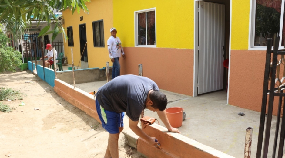 Moradores del barrio Chimila 1 pintando sus casas
