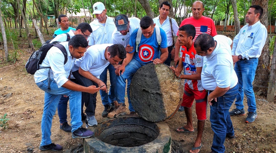 La comunidad en compañía de la comisión departamental realizaron un recorrido por el pueblo en el que se revisaron algunas casas donde estaba fallando el sistema.