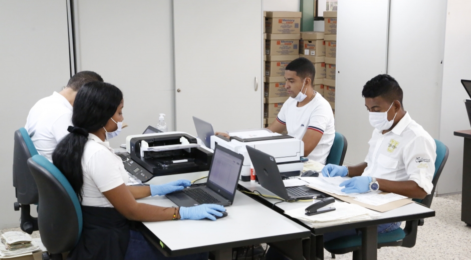 Parte del equipo que se encargó de digitalizar años de historia académica.