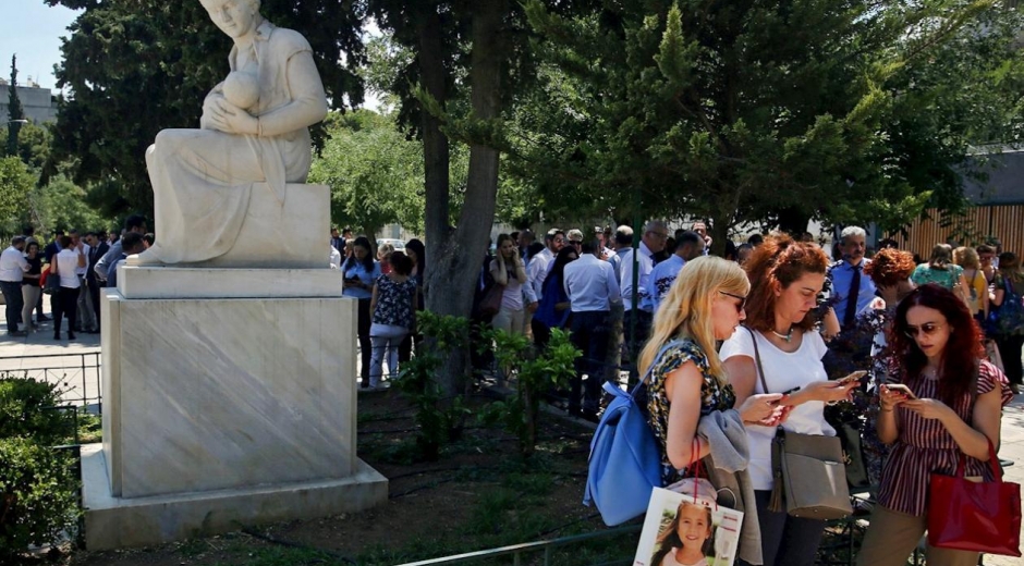 Los ciudadanos se reúnen en un área abierta después de un terremoto, en el centro de Atenas, Grecia.