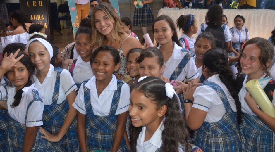 Patricia Hurtado Dávila en compañía de las estudiantes de la IED Laura Vicuña.