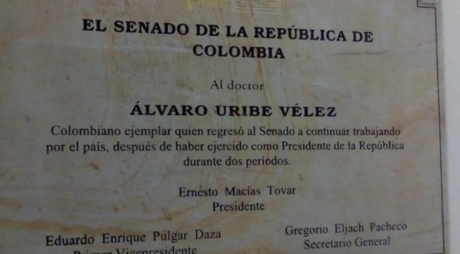 Placa en homenaje a Uribe puesta por Ernesto Macías en el Congreso