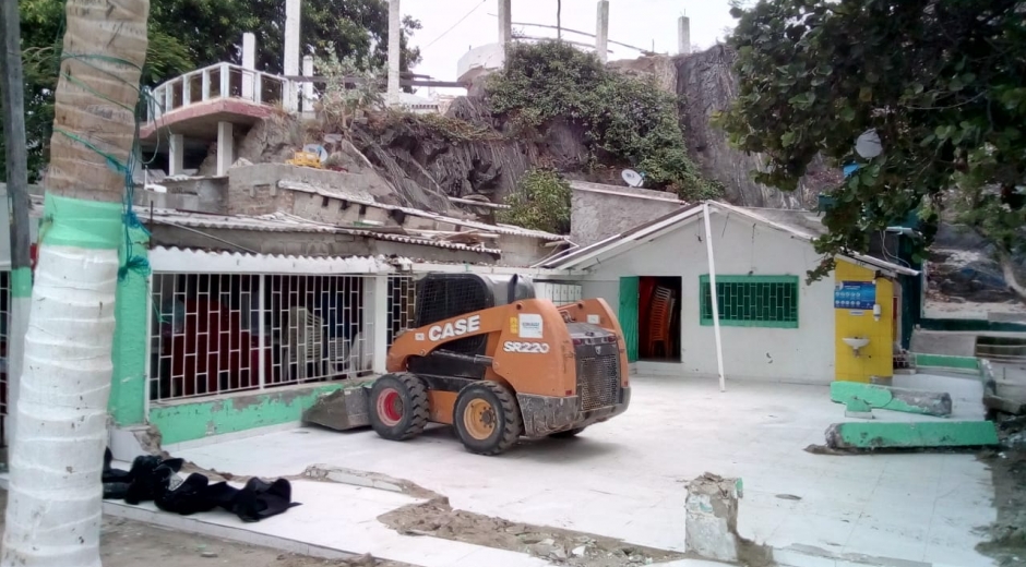 Demolición de restaurante en sector de Mi Ranchito.