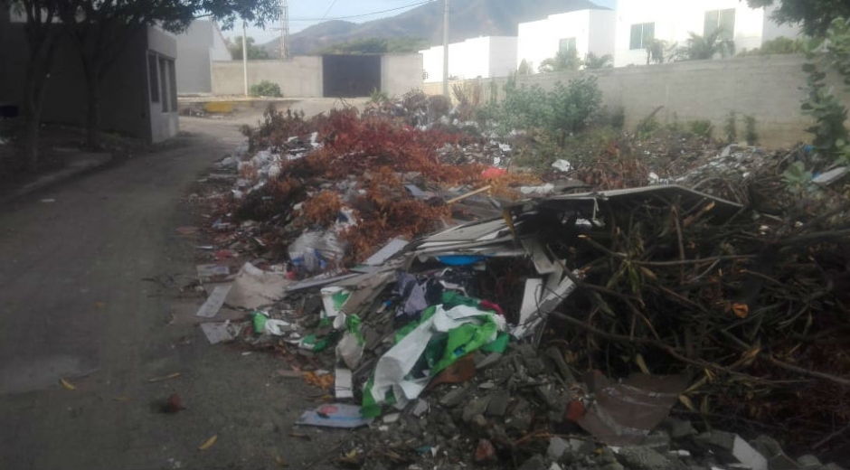 Material arrojado en la Avenida del Ferrocarril.