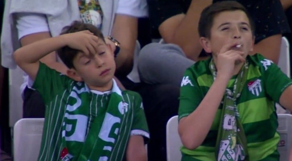 Imagenes en donde se ve al supuesto niño fumando.