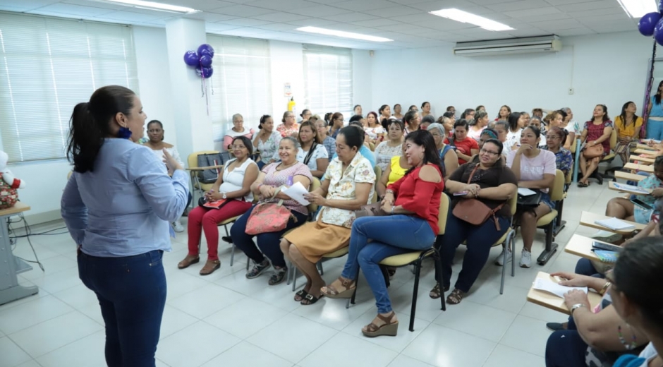 Capacitación en adornos navideños a mujeres samarias. 
