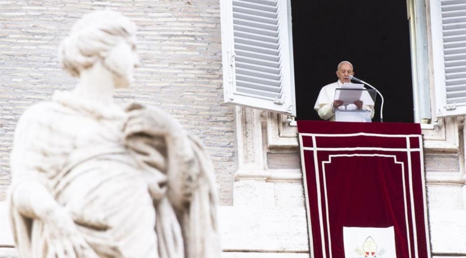 El Papa Francisco invitó a los fieles a rezar para mostrar "cercanía a los migrantes y refugiados del mundo entero".
