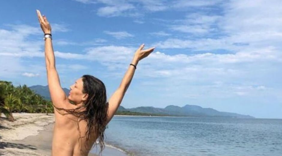 La actriz Natalia Durán en una playa de Buritaca